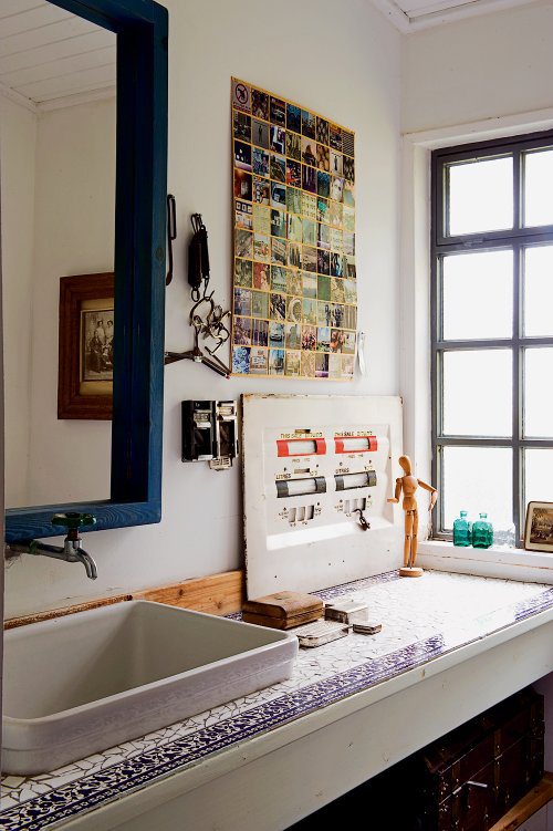 В ванной также много элементов декора, начиная со старых фотографий на стенах до кантера и зеленых флакончиков.